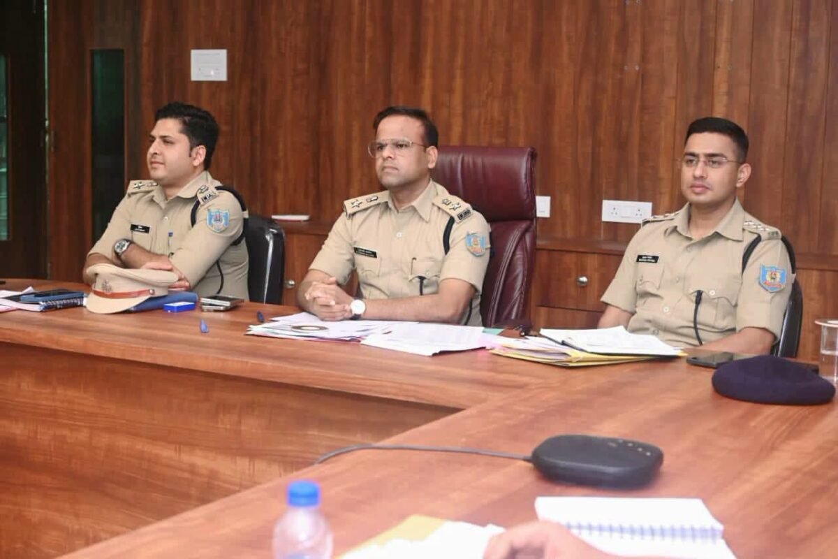 Jamshedpur Police : जमशेदपुर SSP एहतेशाम वकारिब ने की अपराध समीक्षा बैठक, लंबित कांडों पर सख्ती और त्वरित कार्रवाई के निर्देश