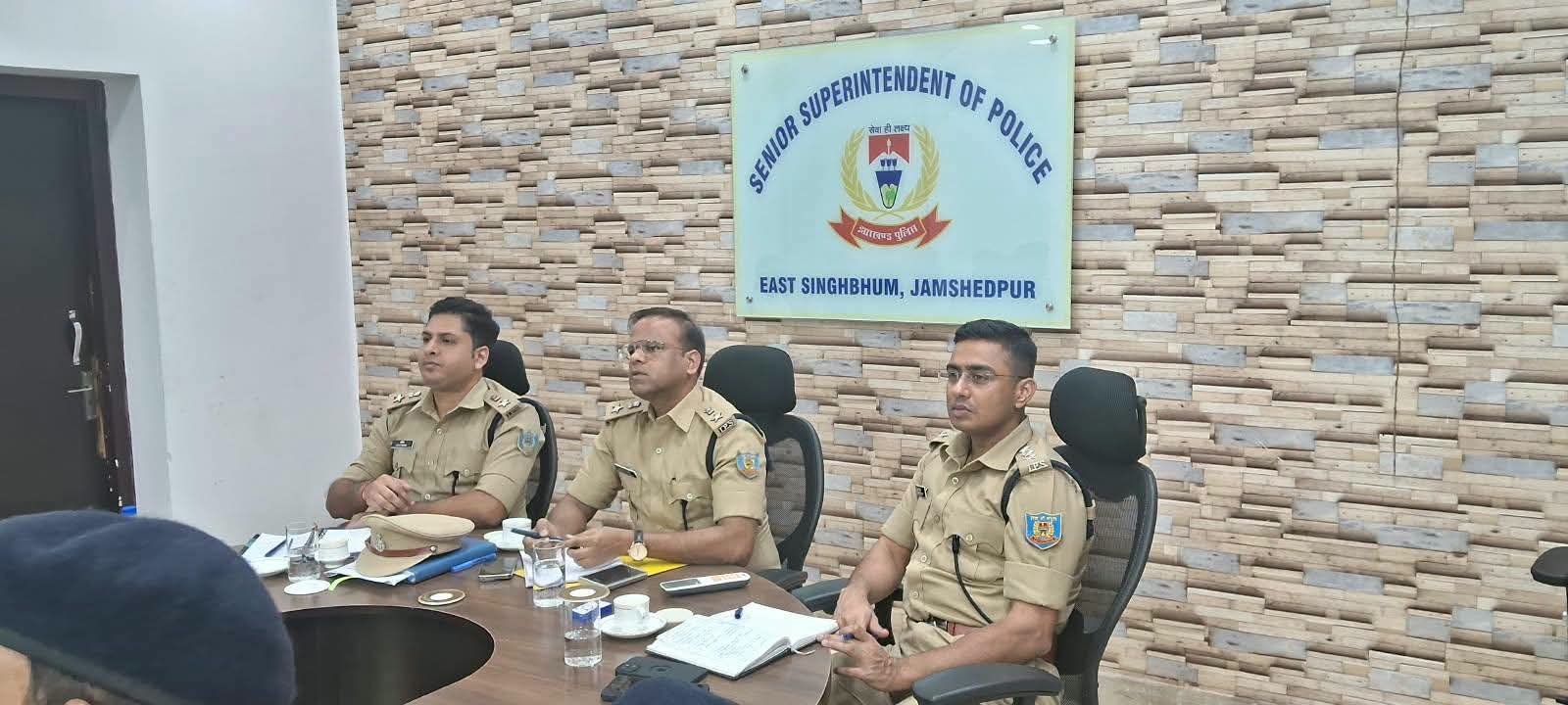 Jamshedpur Police: जमशेदपुर में यातायात व्यवस्था को लेकर हुई SSP की समीक्षा बैठक, जाम और सड़क हादसों पर रोक लगाने के निर्देश<br> 9 Jamshedpur Police: जमशेदपुर में यातायात व्यवस्था को लेकर हुई SSP की समीक्षा बैठक, जाम और सड़क हादसों पर रोक लगाने के निर्देश