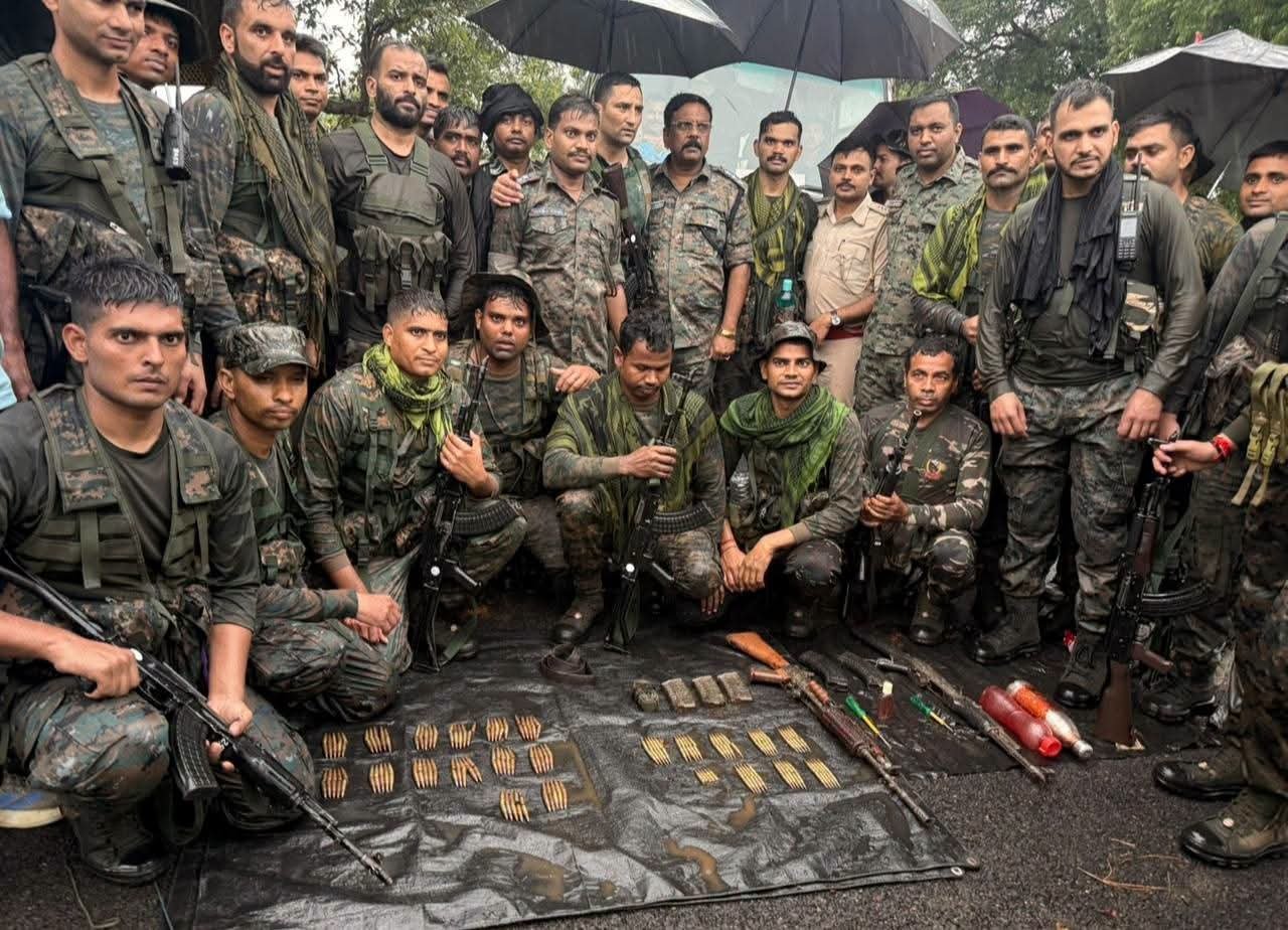Jamshedpur Police: छोटा बांकी-कुड़लुंग पहाड़ और जोभी जंगल में सघन सर्च ऑपरेशन, AKM-इंसास राइफल समेत 232 चक्र गोलियां और 5 मैगजीन बरामद 7 Jamshedpur Police: छोटा बांकी-कुड़लुंग पहाड़ और जोभी जंगल में सघन सर्च ऑपरेशन, AKM-इंसास राइफल समेत 232 चक्र गोलियां और 5 मैगजीन बरामद