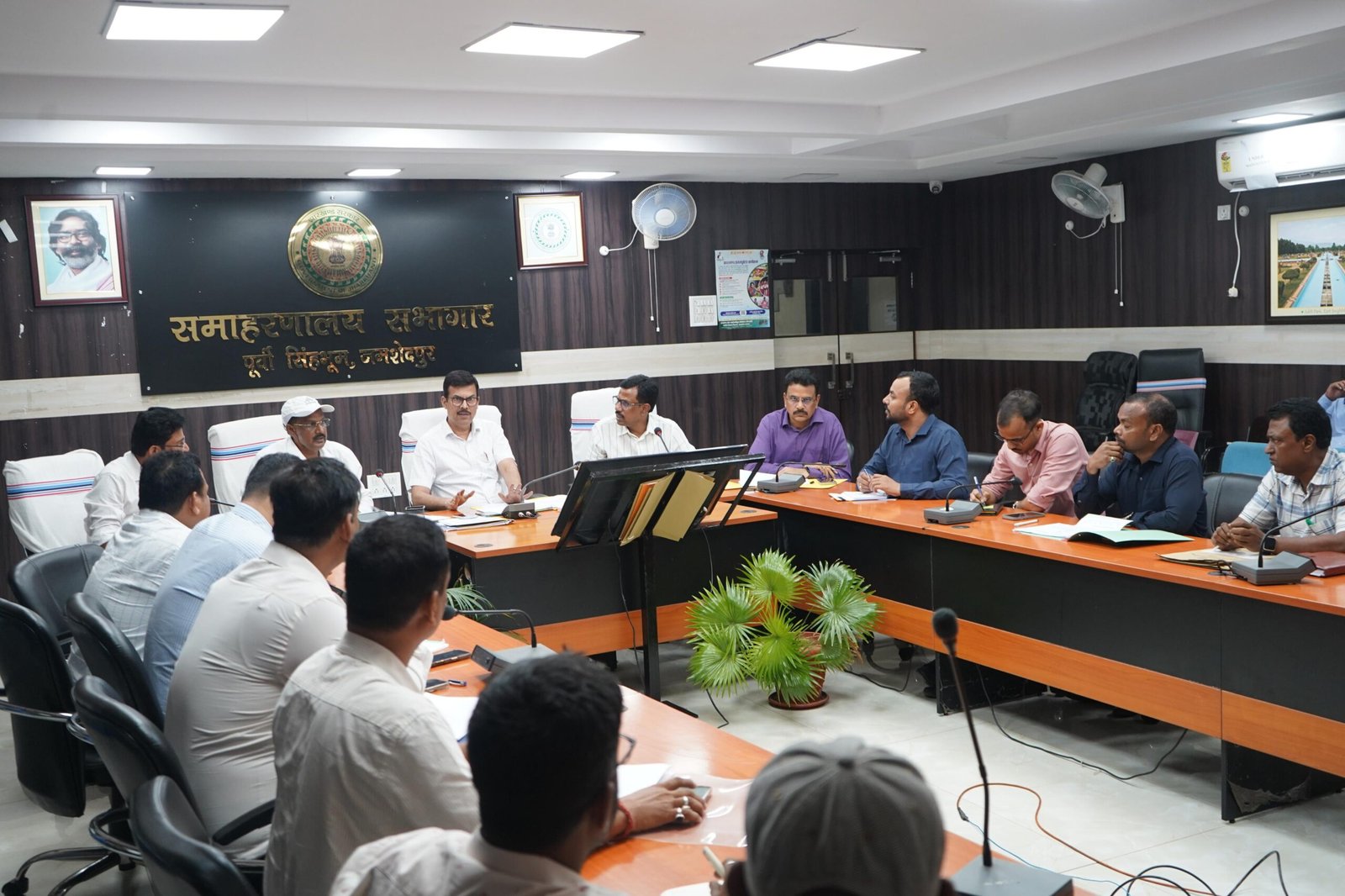 Jamshedpur DC meeting : नगर निकायों की समीक्षा बैठक में DC राजीव रंजन के सख्त निर्देश, त्योहारों से पहले विसर्जन घाटों और शहर की सफाई व्यवस्था दुरुस्त करने का आदेश