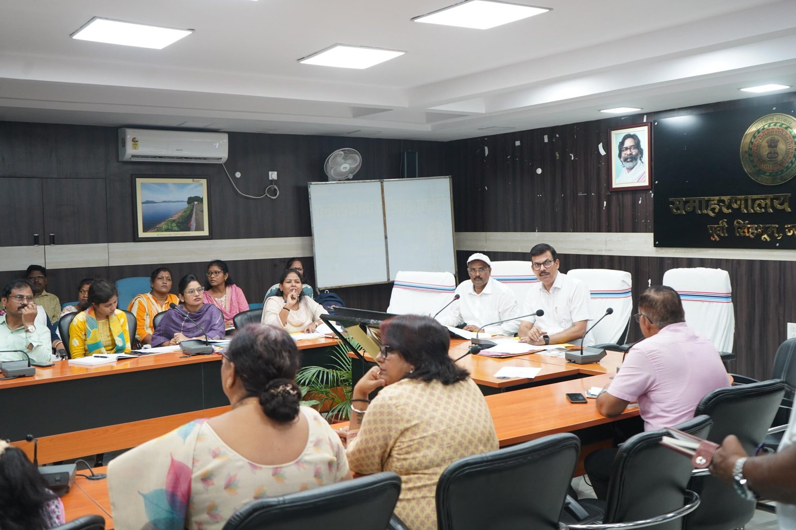 Jamshedpur DC in action : स्कूलों में 100% उपस्थिति पर जोर, 65.18% अटेंडेंस मिलने पर बीपीओ को शोकॉज, बोर्ड रिजल्ट सुधार की भी समीक्षा 5 Jamshedpur DC in action : स्कूलों में 100% उपस्थिति पर जोर, 65.18% अटेंडेंस मिलने पर बीपीओ को शोकॉज, बोर्ड रिजल्ट सुधार की भी समीक्षा