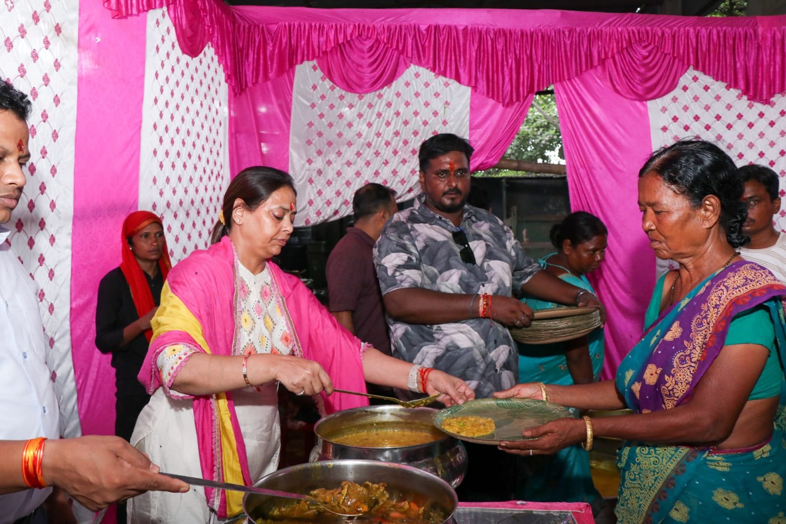 Jamshedpur Mayor Sudha Gupta : मेयर सुधा गुप्ता ने नगर निगम के सफाई मित्रों संग किया विश्वकर्मा पूजा, भोग का किया वितरण
