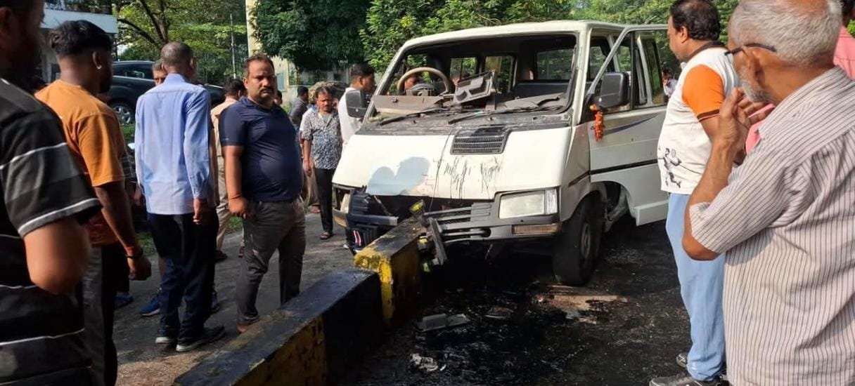 Jamshedpur Telco accident : टेल्को में बच्चों से भरी स्कूल वैन डिवाइडर से टकराई, 15 से 17 बच्चे गंभीर घायल, चालक भी गंभीर 6 Jamshedpur Telco accident : टेल्को में बच्चों से भरी स्कूल वैन डिवाइडर से टकराई, 15 से 17 बच्चे गंभीर घायल, चालक भी गंभीर