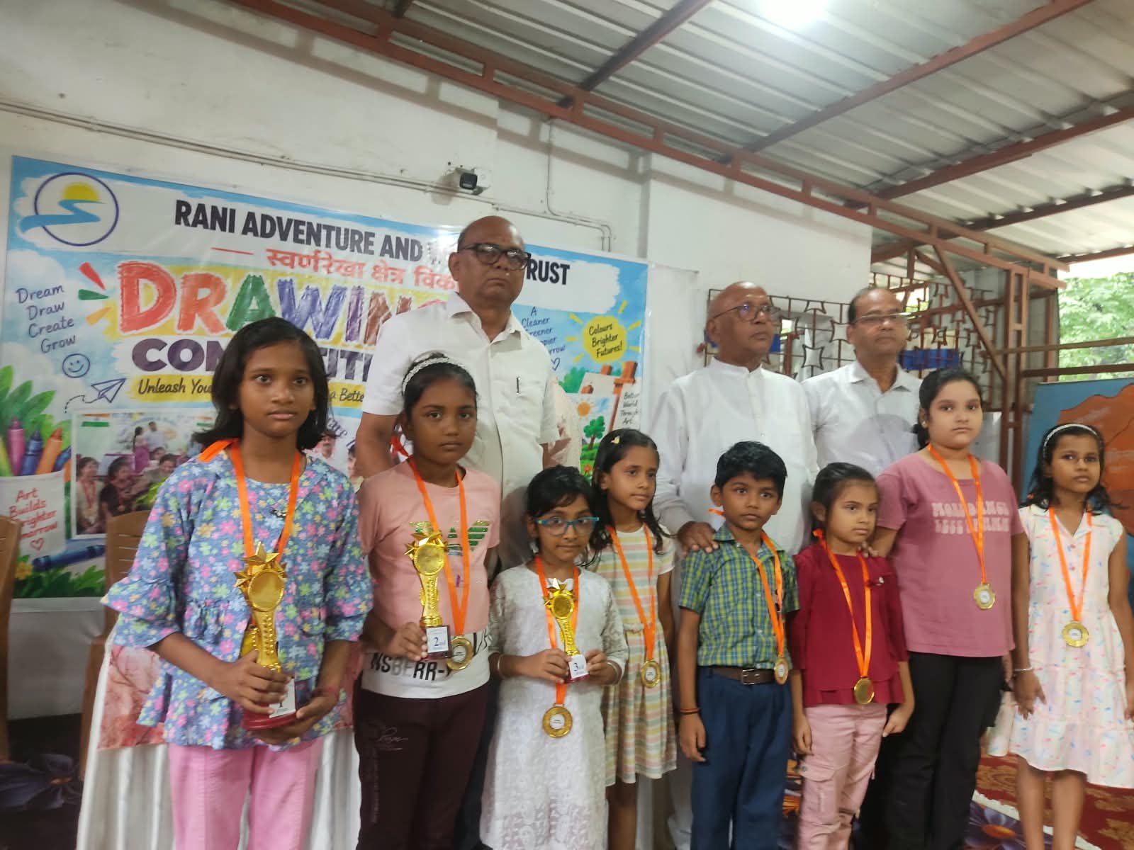 Jamshedpur Drawing competition: चित्रांकन प्रतियोगिता में सरयू राय ने बढ़ाया बच्चों का उत्साह 10 Jamshedpur Drawing competition: चित्रांकन प्रतियोगिता में सरयू राय ने बढ़ाया बच्चों का उत्साह