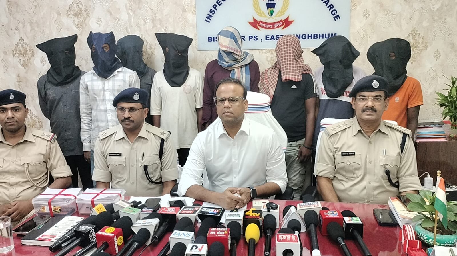 Jamshedpur police in action: बिष्टुपुर में वाहन चोर गिरोह का खुलासा, 21 चोरी की दोपहिया गाड़ियां बरामद