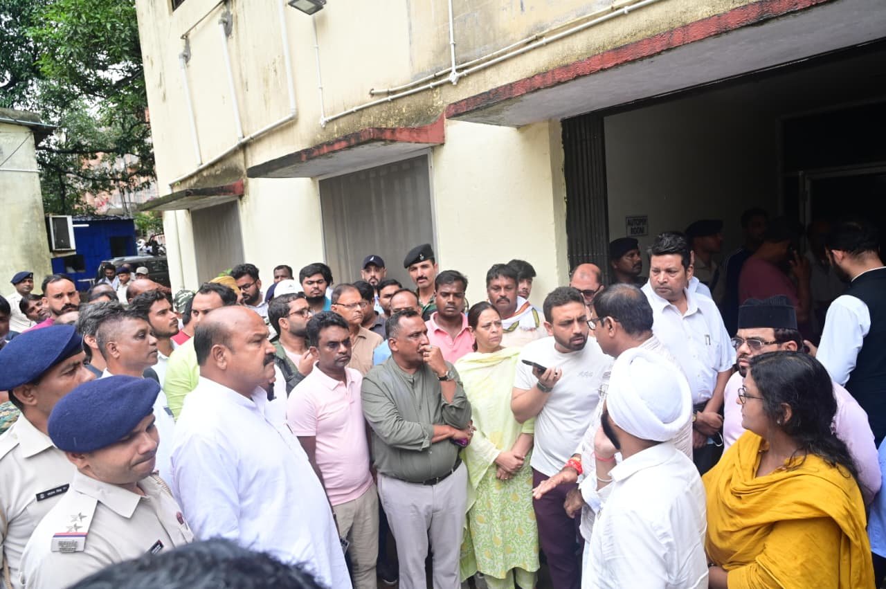 Minister Dipika Pandey Daughter Death: MGM अस्पताल पहुंचे विधायक संजीव सरदार, मंत्री दीपिका पांडेय सिंह की बेटी तृषा के निधन पर जताया शोक 4 Minister Dipika Pandey Daughter Death: MGM अस्पताल पहुंचे विधायक संजीव सरदार, मंत्री दीपिका पांडेय सिंह की बेटी तृषा के निधन पर जताया शोक