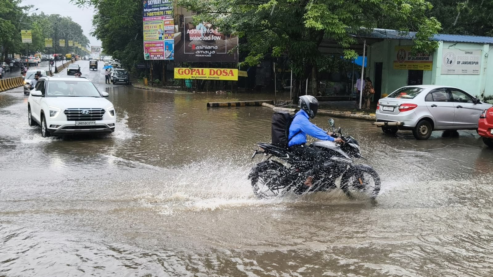 Jamshedpur Weather:&nbsp; सड़क बनें तालाब, 2 फीट से ज्यादा पानी में फंसीं सैकड़ों गाड़ियां