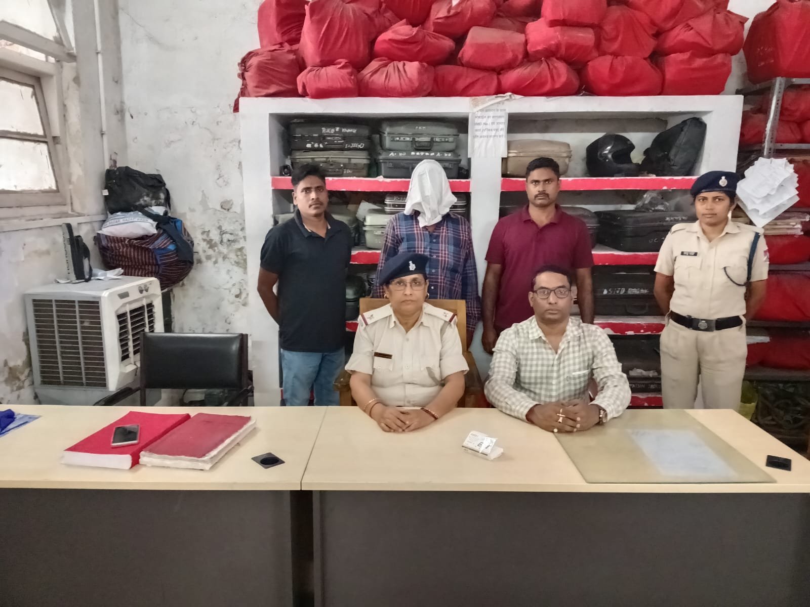 Jamshedpur Tatanagar news: ऑपरेशन यात्री सुरक्षा: टाटानगर स्टेशन पर मोबाइल चोर गिरफ्तार, चोरी का मोबाइल बरामद 6 Jamshedpur Tatanagar news: ऑपरेशन यात्री सुरक्षा: टाटानगर स्टेशन पर मोबाइल चोर गिरफ्तार, चोरी का मोबाइल बरामद