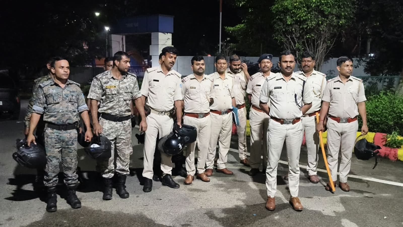 Jamshedpur police news: बढ़ते अपराध के बीच बिष्टुपुर में पुलिस की रात्रि गश्ती, गलियों में निकला पुलिस बल 4 Jamshedpur police news: बढ़ते अपराध के बीच बिष्टुपुर में पुलिस की रात्रि गश्ती, गलियों में निकला पुलिस बल