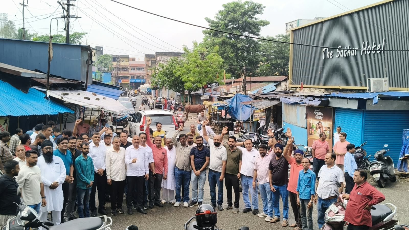 Jamshedpur Golmuri Band: बैंक डकैती और ज्वेलरी दुकान में चोरी के विरोध में गोलमुरी बाजार बंद, कारोबारियों में आक्रोश