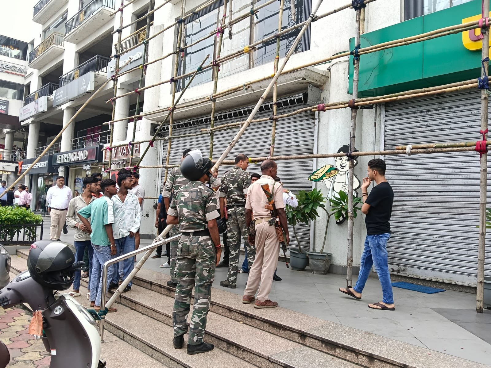 Jamshedpur Bindal Mall Firing: जमशेदपुर के मरीन ड्राइव के बिंदल मॉल में घेरकर मारपीट के बाद फायरिंग, 3 लोगों को लगी गोली 3 Jamshedpur Bindal Mall Firing: जमशेदपुर के मरीन ड्राइव के बिंदल मॉल में घेरकर मारपीट के बाद फायरिंग, 3 लोगों को लगी गोली