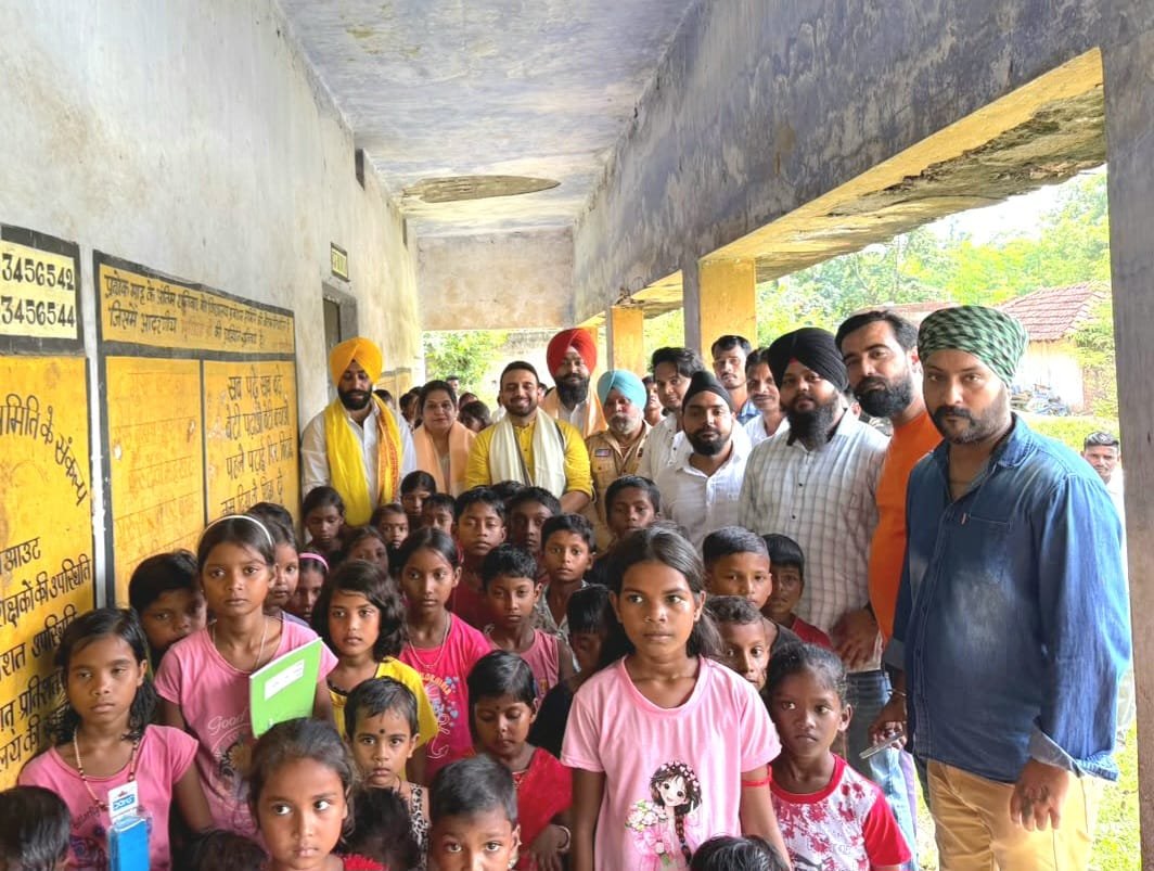 Jamshedpur News: ‘आगाज़’ संस्था ने कुणाल षाड़ंगी की उपस्थिति में जरूरतमंद बच्चों के बीच बांटी पाठ्य सामग्री, शहीद भगत सिंह की जयंती पर आयोजित हुआ कार्यक्रम