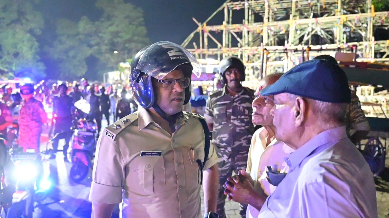 Jamshedpur: SSP का ‘ऑन रोड’ एक्शन, खुद बाइक से शहर की सड़कों पर उतरे SSP, चौक-चौराहों पर लोगों से लिया सुरक्षा का फीडबैक 2 Jamshedpur: SSP का ‘ऑन रोड’ एक्शन, खुद बाइक से शहर की सड़कों पर उतरे SSP, चौक-चौराहों पर लोगों से लिया सुरक्षा का फीडबैक