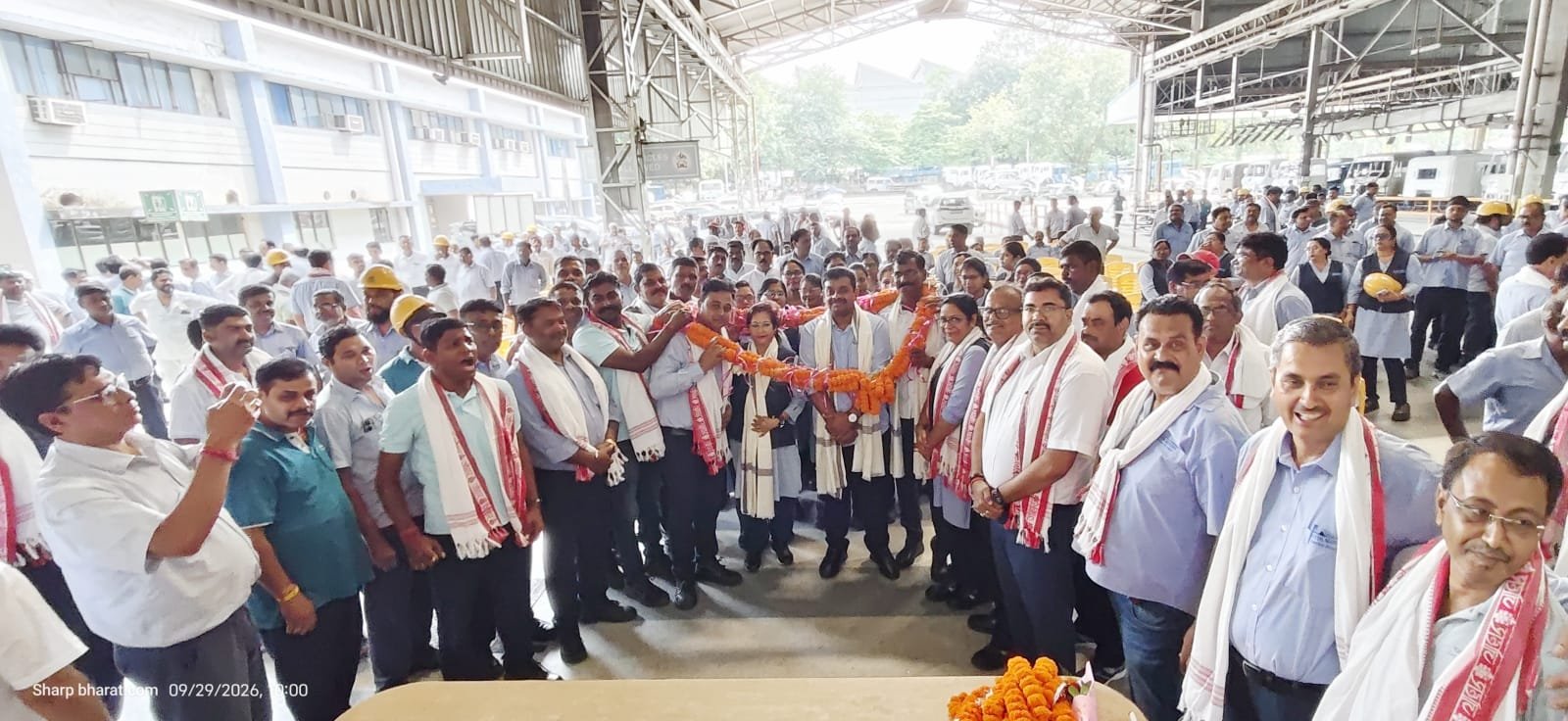 Tata Motors Bonus: बोनस समझौते के बाद टाटा मोटर्स प्लांट-3 में यूनियन महामंत्री आरके सिंह एवं यूनियन पदाधिकारियों का जोरदार स्वागत 2 Tata Motors Bonus: बोनस समझौते के बाद टाटा मोटर्स प्लांट-3 में यूनियन महामंत्री आरके सिंह एवं यूनियन पदाधिकारियों का जोरदार स्वागत