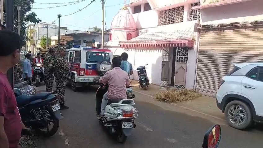 Saraikela Breaking : सरायकेला में संजय डालमिया के घर ED की रेड, 7-8 गाड़ियों में पहुंची टीम, 33 करोड़ के लोन में हेरफेर की जांच की चर्चा 2 Saraikela Breaking : सरायकेला में संजय डालमिया के घर ED की रेड, 7-8 गाड़ियों में पहुंची टीम, 33 करोड़ के लोन में हेरफेर की जांच की चर्चा