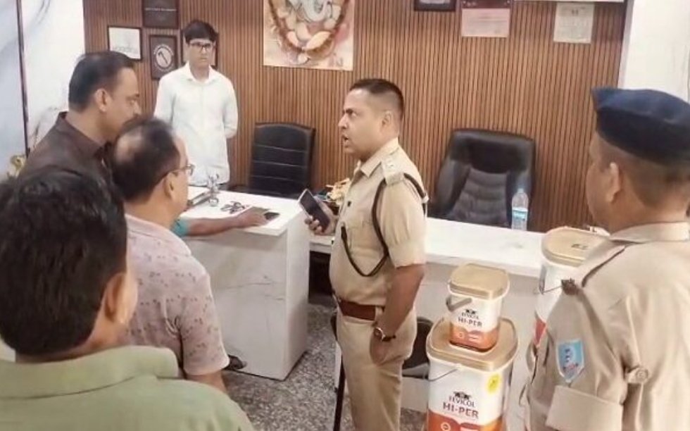 Jamshedpur Jugsalai theft: जुगसलाई में प्लाईवुड दुकान का ताला तोड़कर लाखों की चोरी, CCTV में दिखे दो संदिग्ध