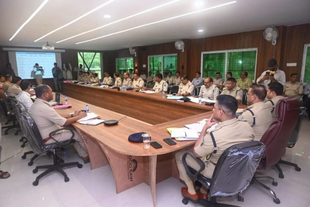Jamshedpur Police : जमशेदपुर SSP एहतेशाम वकारिब ने की अपराध समीक्षा बैठक, लंबित कांडों पर सख्ती और त्वरित कार्रवाई के निर्देश 2 The Jharkhand Wire