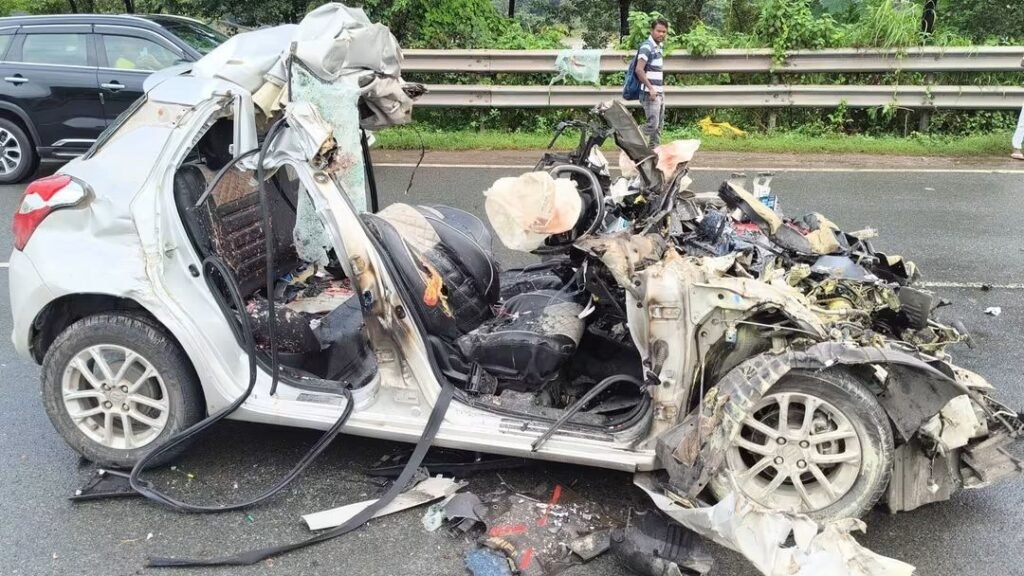 Jamshedpur Marine Drive Road Accident : सोनारी मरीन ड्राइव में ऐसे घटी थी घटना, ग्रुप स्टडी के बाद निकले थे चारों छात्र, खड़े ट्रक में जा घुसी तेज रफ्तार कार 5 The Jharkhand Wire