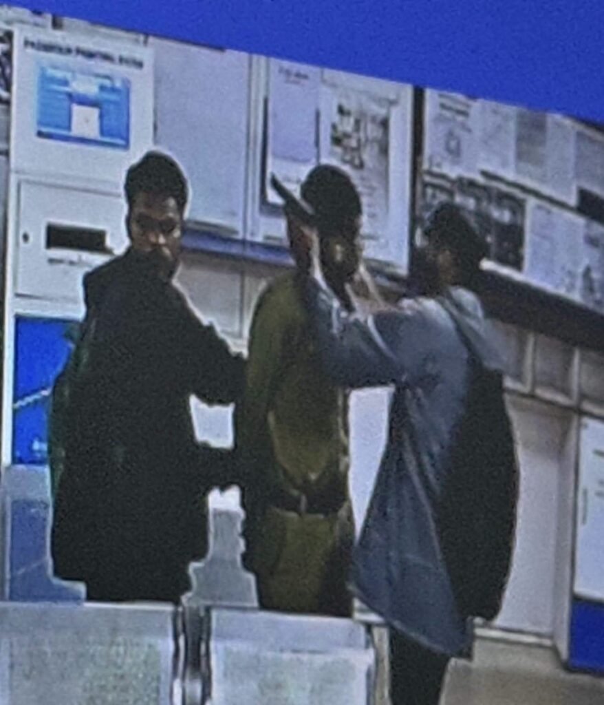 Jamshedpur Police: जमशेदपुर के केनरा बैंक में 33 करोड़ की बैंक डकैती में पुलिस ने जारी की तीन संदिग्ध अपराधियों की फोटो 3 The Jharkhand Wire