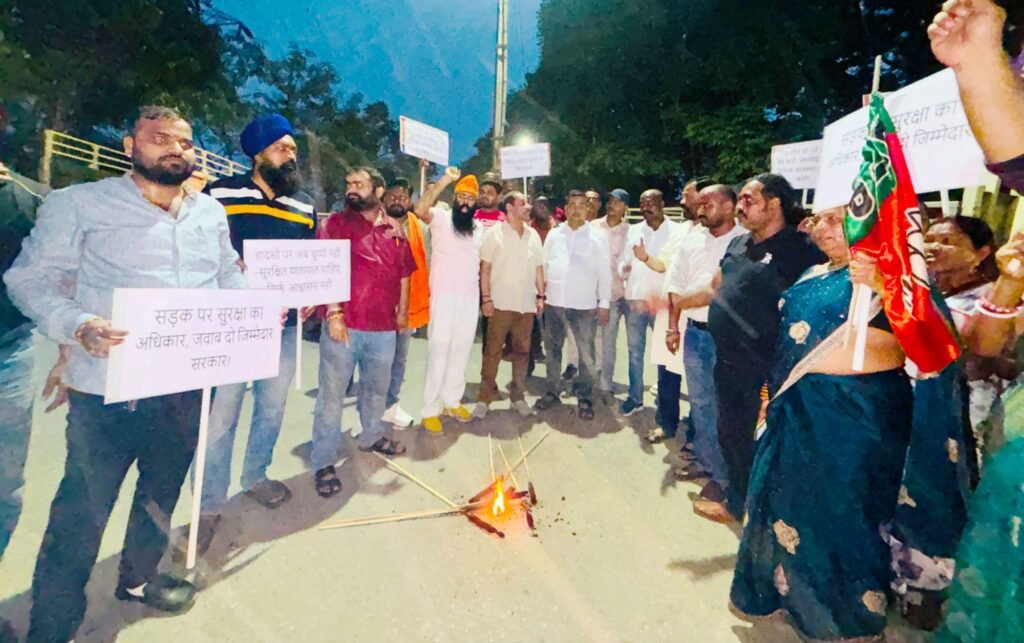Jamshedpur Purnima Sahu : बढ़ते सड़क हादसों पर फूटा भाजपा कार्यकर्ताओं का आक्रोश, मशाल लेकर सड़कों पर उतरे कार्यकर्ता 3 The Jharkhand Wire