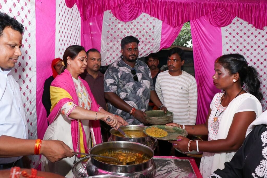 Jamshedpur Mayor Sudha Gupta : मेयर सुधा गुप्ता ने नगर निगम के सफाई मित्रों संग किया विश्वकर्मा पूजा, भोग का किया वितरण 2 The Jharkhand Wire