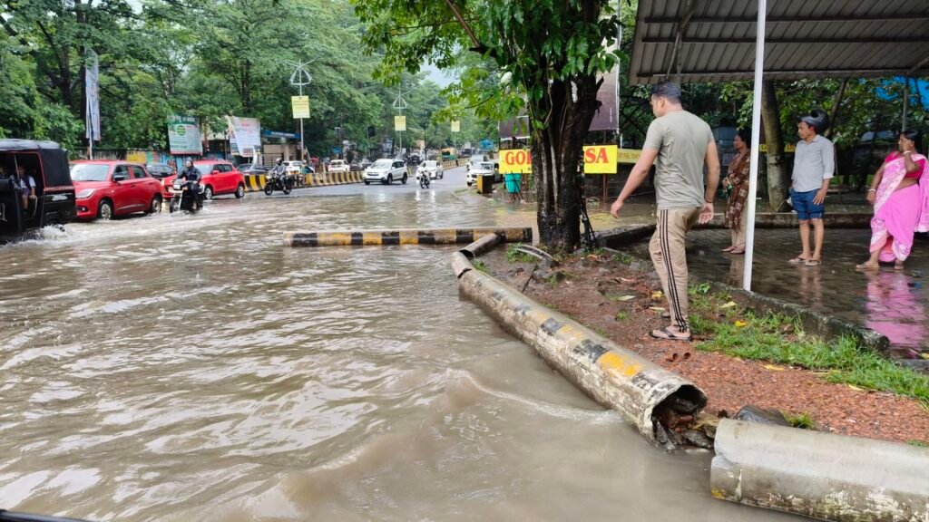 Jamshedpur Weather: सड़क बनें तालाब, 2 फीट से ज्यादा पानी में फंसीं सैकड़ों गाड़ियां 2 The Jharkhand Wire