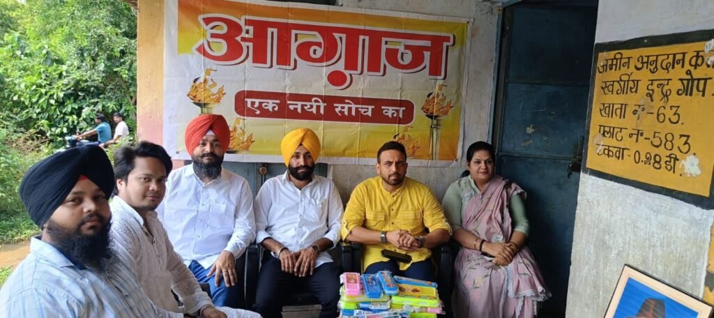 Jamshedpur News: ‘आगाज़’ संस्था ने कुणाल षाड़ंगी की उपस्थिति में जरूरतमंद बच्चों के बीच बांटी पाठ्य सामग्री, शहीद भगत सिंह की जयंती पर आयोजित हुआ कार्यक्रम 2 The Jharkhand Wire