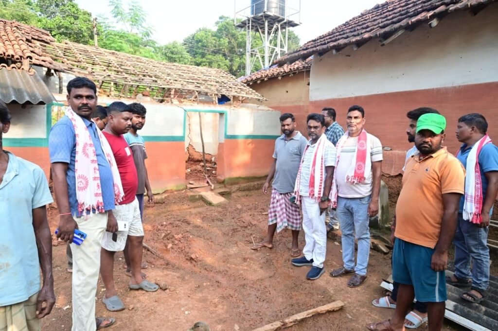 Jamshedpur News: बारिश से क्षतिग्रस्त घरों का विधायक संजीव सरदार ने लिया जायजा, अंचल अधिकारी को तत्काल राहत और मुआवजा देने के निर्देश 3 The Jharkhand Wire