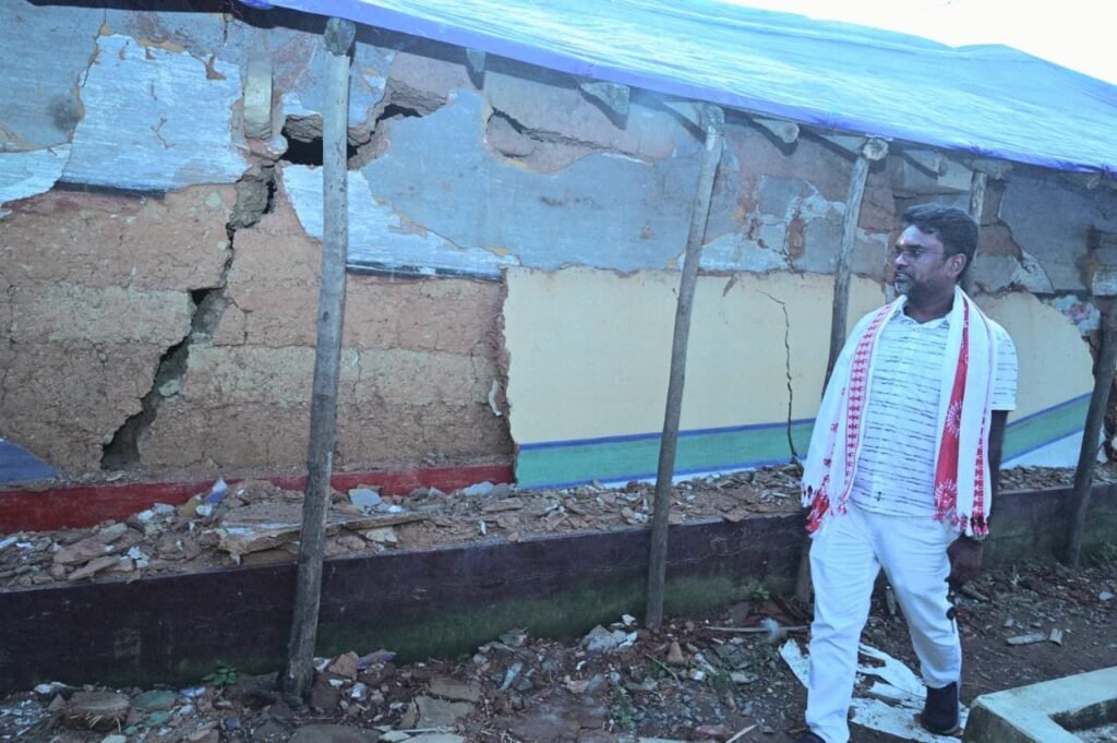 Jamshedpur News: बारिश से क्षतिग्रस्त घरों का विधायक संजीव सरदार ने लिया जायजा, अंचल अधिकारी को तत्काल राहत और मुआवजा देने के निर्देश 2 The Jharkhand Wire