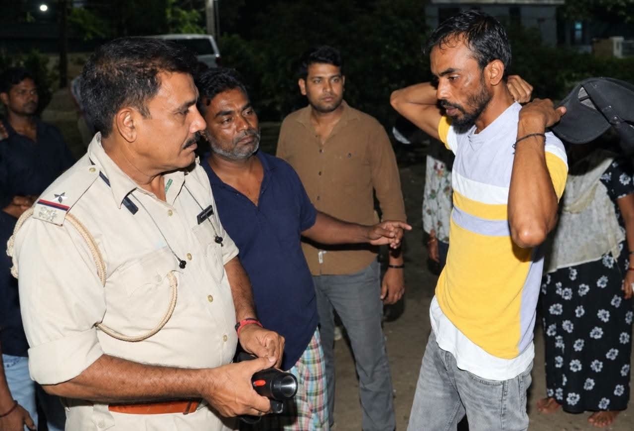 Jamshedpur Breaking News: ओल्ड बाराद्वारी फुलबस्ती में ताबड़तोड़ फायरिंग, स्कूटी सवार युवकों ने की फायरिंग, घटनास्थल से दो खोखे बरामद 1 Jamshedpur Breaking News: ओल्ड बाराद्वारी फुलबस्ती में ताबड़तोड़ फायरिंग, स्कूटी सवार युवकों ने की फायरिंग, घटनास्थल से दो खोखे बरामद