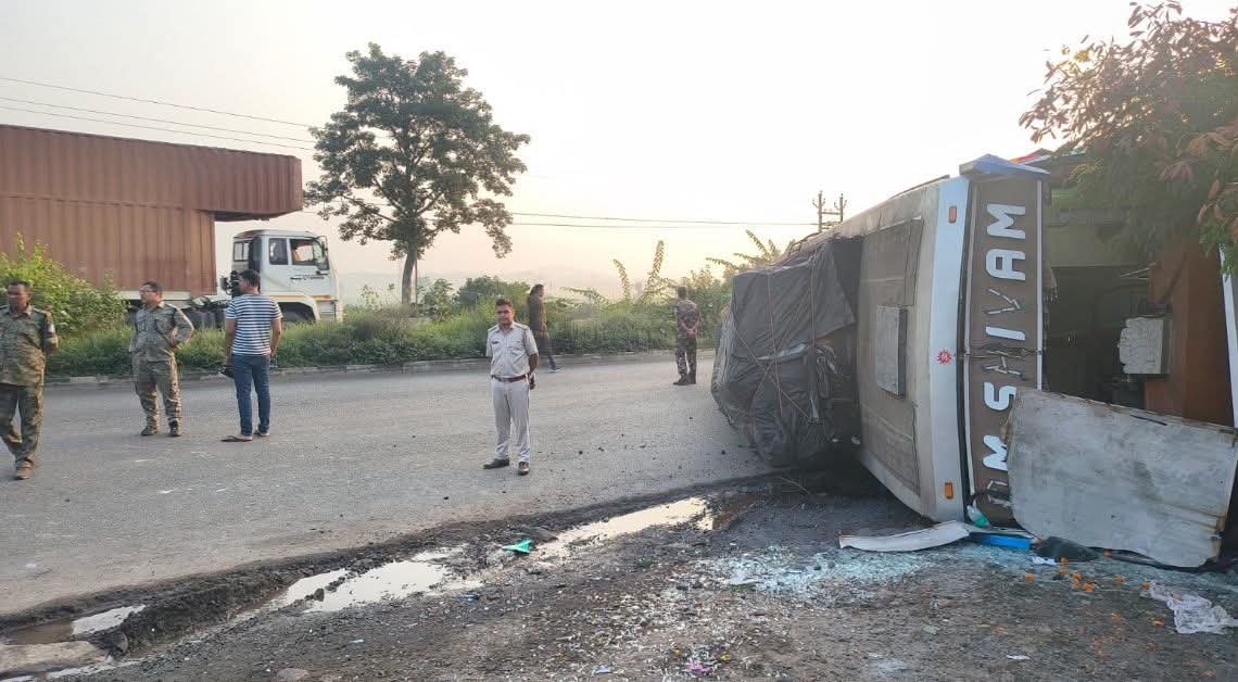 Saraikela News: NH-33 पर पलटी शिवम यात्री बस, 20 से अधिक यात्री घायल 1 Saraikela News: NH-33 पर पलटी शिवम यात्री बस, 20 से अधिक यात्री घायल