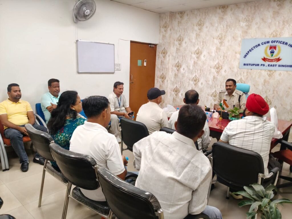 Jamshedpur Police: अपराध नियंत्रण और बेहतर विधि-व्यवस्था के लिए झामुमो ने बिष्टुपुर थाना प्रभारी निरंजन कुमार को किया सम्मानित, पुलिसकर्मियों के कार्यों की सराहना 2 The Jharkhand Wire