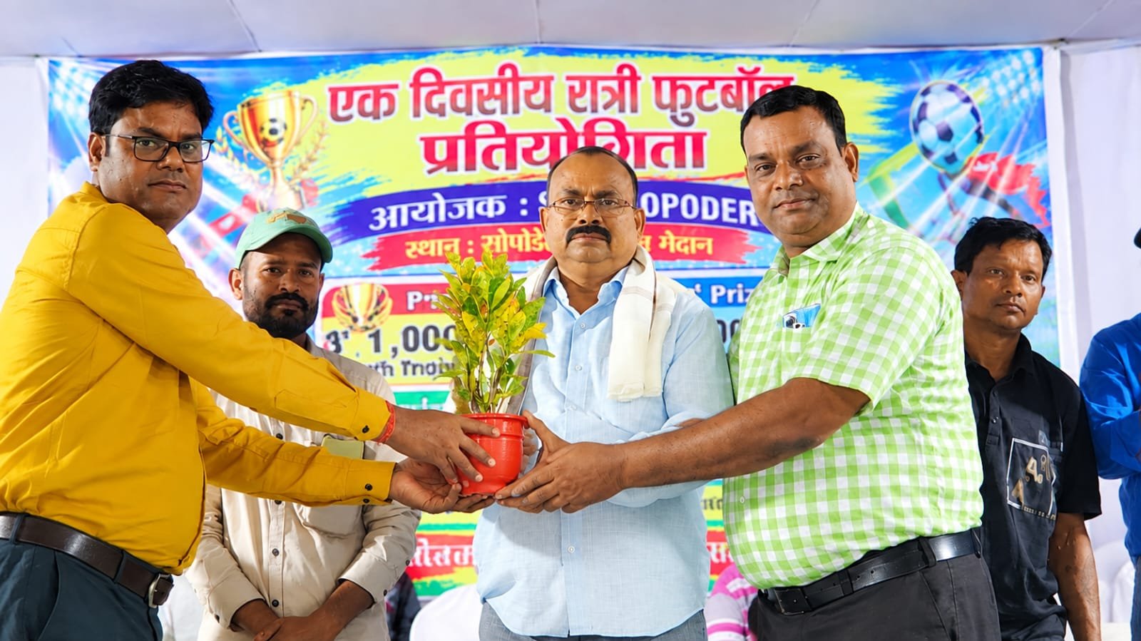 Jamshedpur News: सोपोडेरा में रात्रि फुटबॉल प्रतियोगिता, विधायक मंगल कालिंदी ने बढ़ाया खिलाड़ियों का हौसला