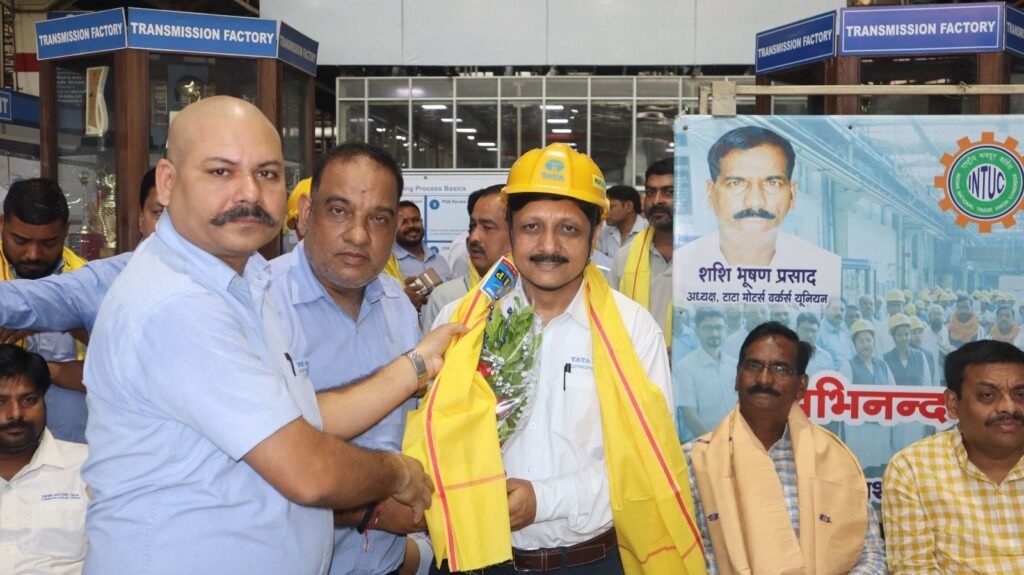 Tata Motors Bonus: टाटा मोटर्स के ट्रांसमिशन डिवीजन में उपाध्यक्ष अमित कुमार सिंह की अगुवाई में यूनियन अध्यक्ष एवं महामंत्री का भव्य स्वागत, कर्मचारी हितों को लेकर महामंत्री आर.के. सिंह ने दिया भरोसा 2 The Jharkhand Wire
