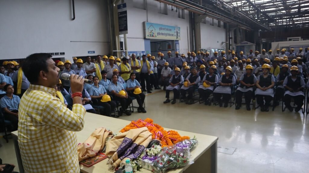 Tata Motors Bonus: टाटा मोटर्स के ट्रांसमिशन डिवीजन में उपाध्यक्ष अमित कुमार सिंह की अगुवाई में यूनियन अध्यक्ष एवं महामंत्री का भव्य स्वागत, कर्मचारी हितों को लेकर महामंत्री आर.के. सिंह ने दिया भरोसा 3 The Jharkhand Wire