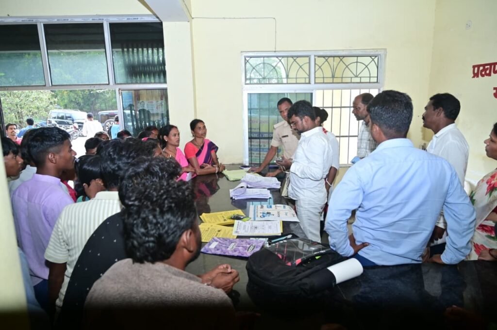Jamshedpur News: SIR को लेकर पोटका प्रखंड मुख्यालय में विधायक संजीव सरदार ने सुनी ग्रामीणों की समस्याएं, कहा किसी भी पात्र मतदाता का नाम सूची से न छूटे 3 The Jharkhand Wire