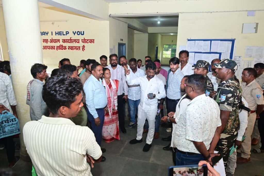 Jamshedpur News: SIR को लेकर पोटका प्रखंड मुख्यालय में विधायक संजीव सरदार ने सुनी ग्रामीणों की समस्याएं, कहा किसी भी पात्र मतदाता का नाम सूची से न छूटे 2 The Jharkhand Wire