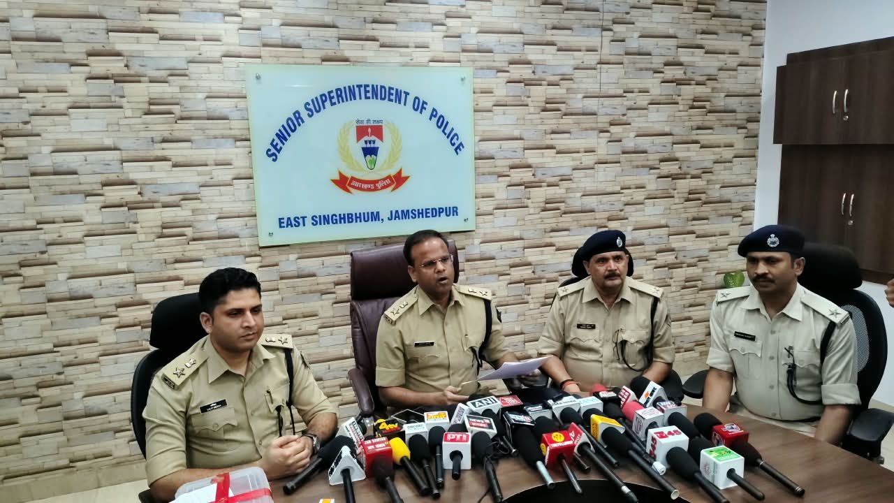 Jamshedpur Police: मरीन ड्राइव के बिंदल मॉल गोलीकांड का बड़ा खुलासा, मुठभेड़ में दोनों मुख्य शूटर घायल, दो पिस्टल, कारतूस, 8 आरोपी गिरफ्तार