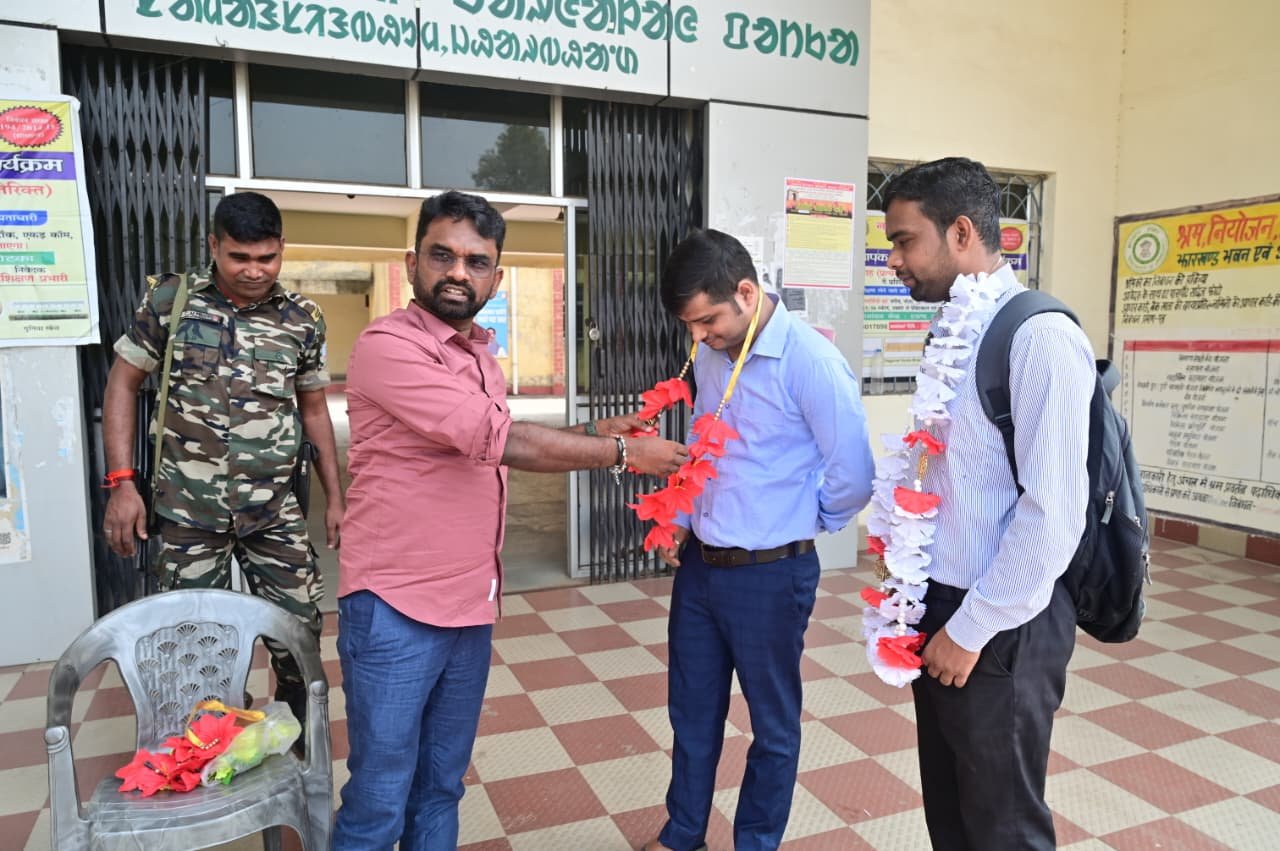 Jamshedpur News: पोटका प्रखंड कार्यालय में लेटलतीफी पर भड़के विधायक संजीव सरदार, मुख्य द्वार पर बैठकर किया इंतजार, देर से पहुंचे अधिकारियों-कर्मचारियों को माला पहनाकर जताई नाराजगी