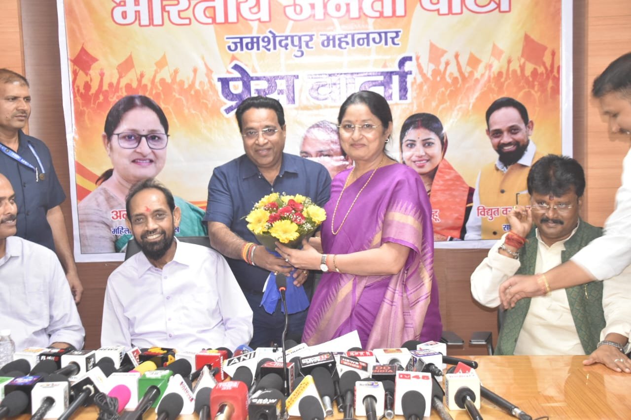 BJP Jamshedpur: केंद्रीय मंत्री अन्नपूर्णा देवी का कुलवंत सिंह बंटी ने पुष्पगुच्छ भेंट कर किया अभिनंदन