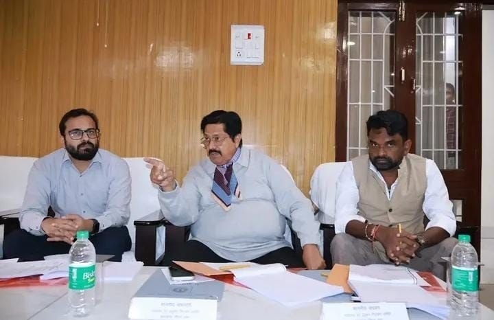 Koderma News: कोडरमा में पर्यावरण संरक्षण पर सख्ती, खदानों-क्रशर में प्रदूषण मानकों के पालन का निर्देश, बैठक में सभापति उदय शंकर सिंह और विधायक संजीव सरदार रहे मौजूद 2 The Jharkhand Wire