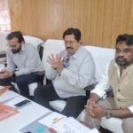 Koderma News: कोडरमा में पर्यावरण संरक्षण पर सख्ती, खदानों-क्रशर में प्रदूषण मानकों के पालन का निर्देश, बैठक में सभापति उदय शंकर सिंह और विधायक संजीव सरदार रहे मौजूद