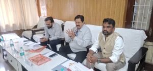 Koderma News: कोडरमा में पर्यावरण संरक्षण पर सख्ती, खदानों-क्रशर में प्रदूषण मानकों के पालन का निर्देश, बैठक में सभापति उदय शंकर सिंह और विधायक संजीव सरदार रहे मौजूद