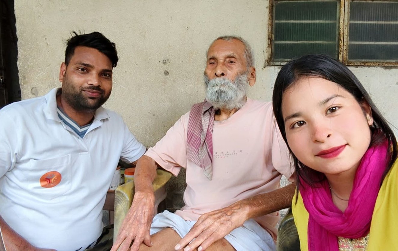 Jamshedpur News: 25 वर्षों तक निःशुल्क शिक्षा देकर अब तक 40 छात्रों को बनाया इंजीनियर, Natural Smile Foundation की टीम ने 85 वर्षीय शिक्षक को दिया सम्मान