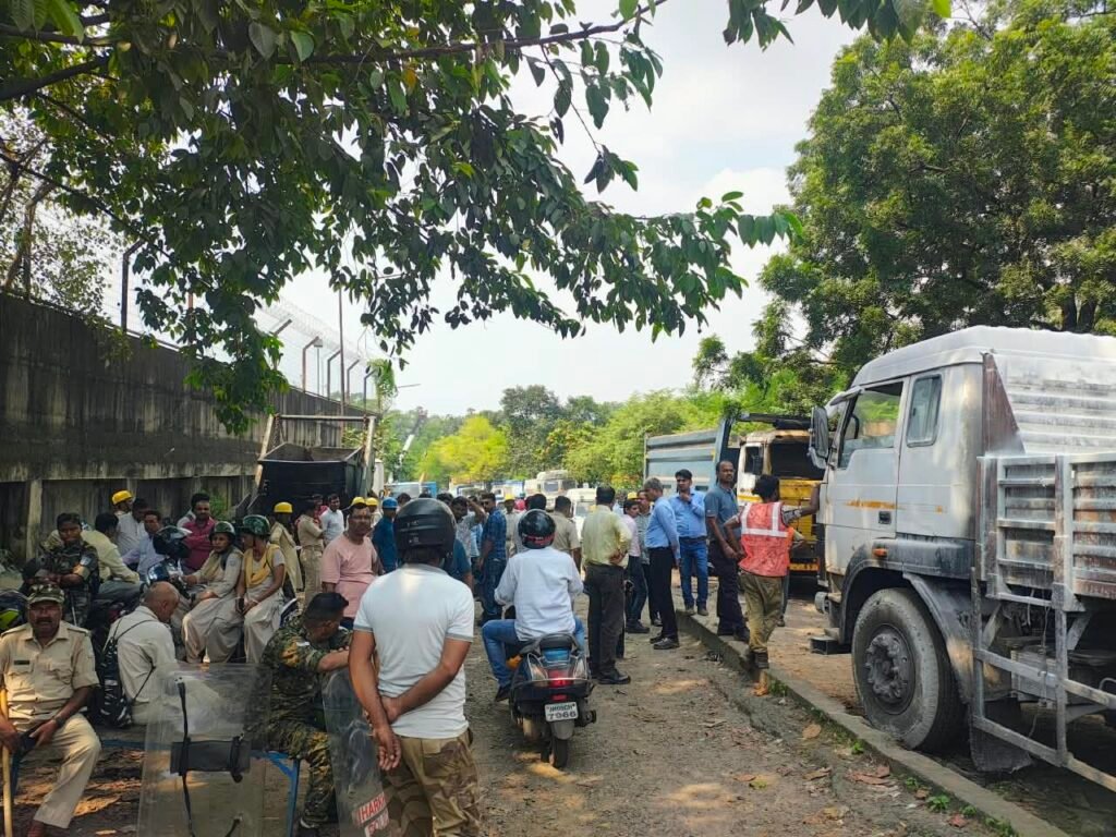 Jamshedpur Encroachment drive: बर्मामाइंस में प्रशासन का बड़ा एक्शन, 17 दुकानों से हटाया गया अतिक्रमण, 2 The Jharkhand Wire